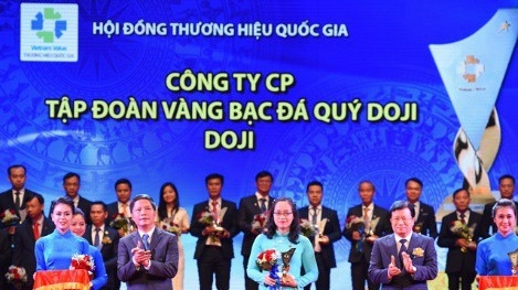 Đại diện Tập đoàn DOJI, Phó tổng giám đốc Lê Thị Hiền lên nhận giải.