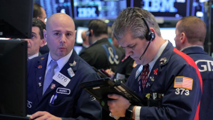 Các nhà giao dịch cổ phiếu trên sàn NYSE ở New York, Mỹ - Ảnh: Reuters.