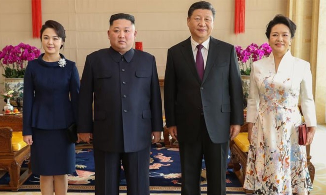 Chủ tịch Trung Quốc Tập Cận Bình (thứ hai từ phải qua), nhà lãnh đạo Triều Tiên Kim Jong Un (thứ hai từ trái qua) cùng hai vị đệ nhất phu nhân trong cuộc gặp ở Bắc Kinh ngày 9/1 - Ảnh: Tân Hoa Xã.