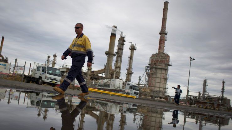 Thị trường dầu đang chịu áp lực giảm từ tình trạng dư cung, nhưng được hỗ trợ bởi thỏa thuận giảm sản lượng của OPEC và hy vọng về đàm phán Mỹ-Trung - Ảnh: Reuters.