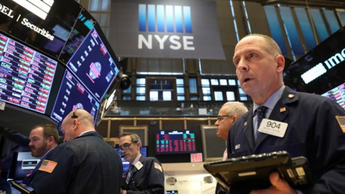 Các nhà giao dịch cổ phiếu trên sàn NYSE ở New York, Mỹ - Ảnh: Reuters.
