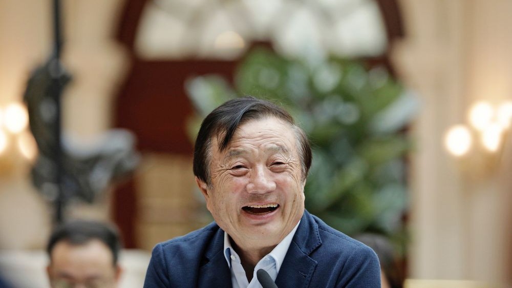 Ông Nhiệm Chính Phi trong cuộc họp báo ngày 15/1 - Ảnh: Bloomberg.