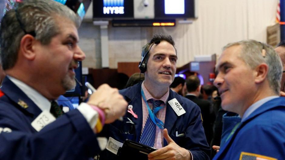 Các nhà giao dịch cổ phiếu trên sàn NYSE ở New York, Mỹ - Ảnh: Reuters.