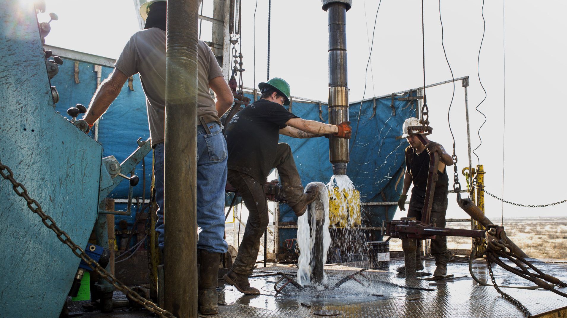 Công nhân làm việc trên một mỏ dầu đá phiến ở vùng Permian, bang Texas của Mỹ - Ảnh: Bloomberg/CNBC.