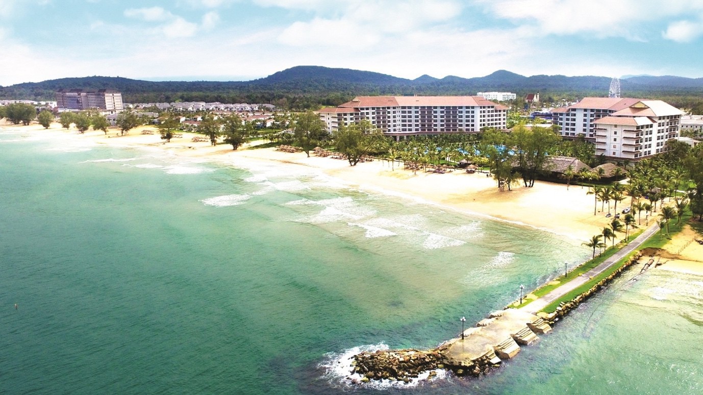 Tổ hợp nghỉ dưỡng Grand World nằm tại khu vực Bãi Dài, một trong 20 bãi biển hoang sơ đẹp nhất châu Á do CNN bình chọn.