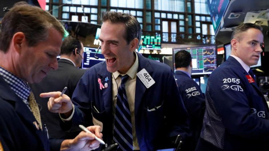 Các nhà giao dịch cổ phiếu trên sàn NYSE ở New York, Mỹ - Ảnh: Reuters.