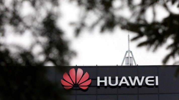 Logo Huawei tại một cơ sở nghiên cứu của tập đoàn này ở Ontario, Canada - Ảnh: Reuters.