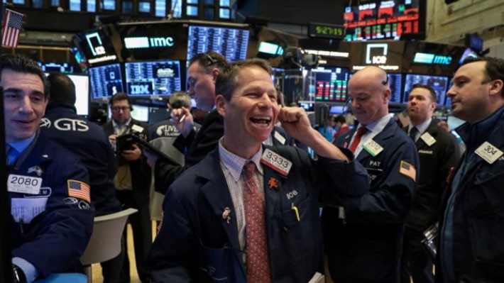 Các nhà giao dịch cổ phiếu trên sàn NYSE ở New York, Mỹ - Ảnh: Reuters.