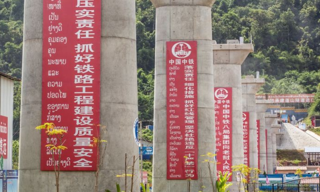 Một dự án cầu đường sắt do Trung Quôc xây dựng ở Lào, tháng 10/2018 - Ảnh: Bloomberg/Getty/CNBC.