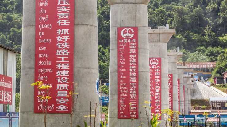 Một dự án cầu đường sắt do Trung Quôc xây dựng ở Lào, tháng 10/2018 - Ảnh: Bloomberg/Getty/CNBC.