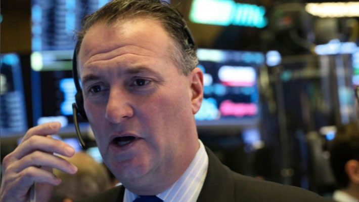 Một nhà giao dịch cổ phiếu trên sàn NYSE ở New York, Mỹ - Ảnh: Reuters.