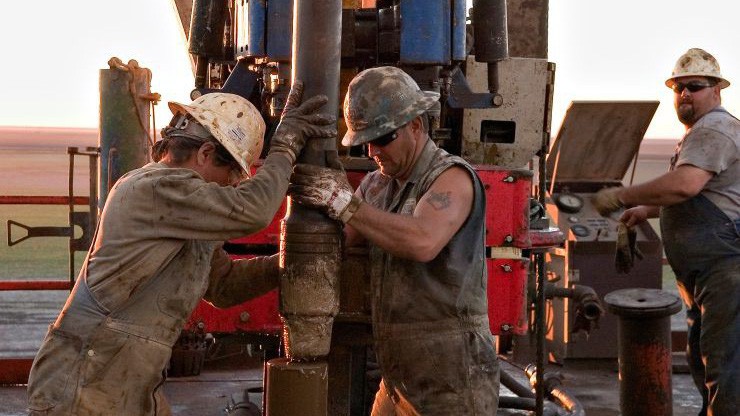 Nhu cầu tiêu thụ dầu toàn cầu vẫn đang rất bấp bênh mà sản lượng khai thác dầu của Mỹ tiếp tục tăng mạnh - Ảnh: Bloomberg/Getty.