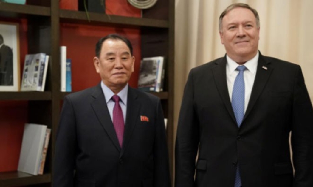 Ngoại trưởng Mỹ Mike Pompeo (trái) và quan chức cấp cao Triều Tiên Kim Yong Chol trong cuộc gặp tại Washington ngày 18/1 - Ảnh: Reuters.