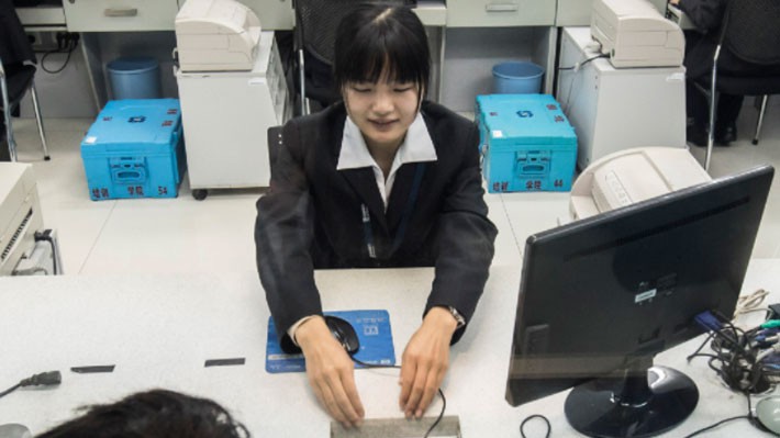 Ngành chứng khoán Trung Quốc đang trong giai đoạn khó khăn - Ảnh: Bloomberg.