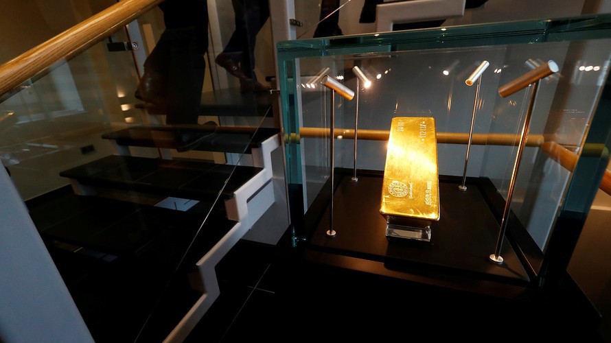 Giá vàng đang chịu áp lực giảm từ sự hồi phục của USD - Ảnh: Reuters.