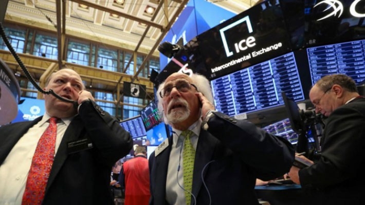 Các nhà giao dịch cổ phiếu trên sàn NYSE ở New York, Mỹ - Ảnh: Reuters.