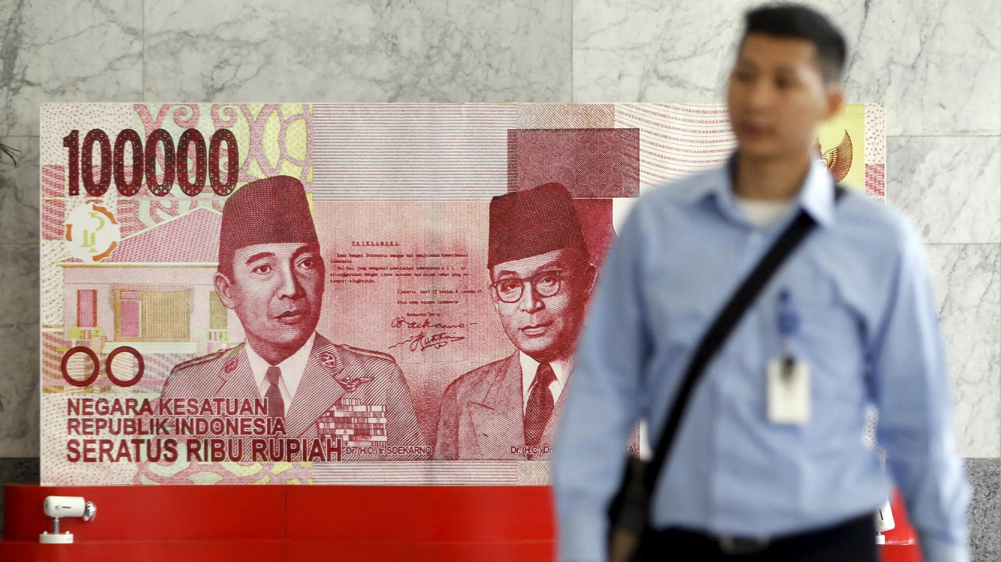 Đồng Rupiah của Indonesia được cho là đối mặt nhiều rủi ro tỷ giá do nước này có thâm hụt cán cân vãng lai -  Ảnh: Nikkei.