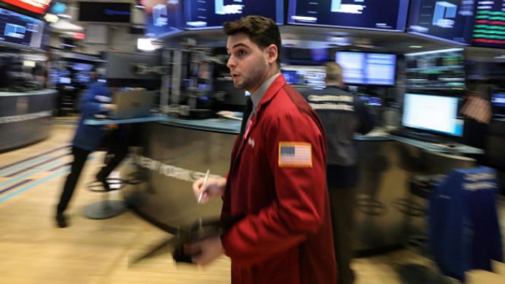 Một nhà giao dịch cổ phiếu trên sàn NYSE ở New York, Mỹ - Ảnh: Reuters.