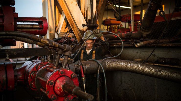 Hiện tại, nguồn cung dầu toàn cầu vẫn đang dồi dào, một phần nhờ sản lượng dầu tăng mạnh của Mỹ - Ảnh: Getty/CNBC.