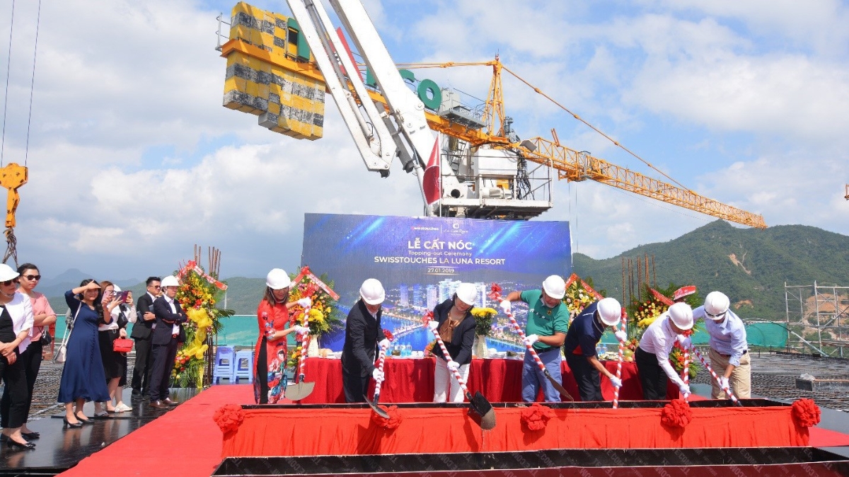 Các đại diện từ chủ đầu tư, đơn vị vận hành Swisstouches Hotels & Resorts và các đối tác thực hiện nghi lễ cất nóc.