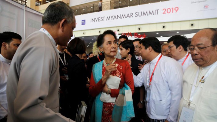 Nhà lãnh đạo Myanmar Aung San Suu Kyi tại hội nghị đầu tư khai mạc ngày 28/1 ở Naypyitaw - Ảnh: Reuters.