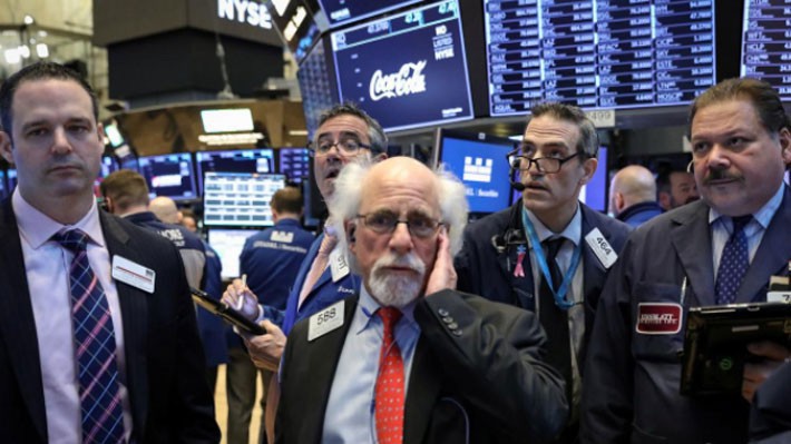 Các nhà giao dịch cổ phiếu trên sàn NYSE ở New York, Mỹ - Ảnh: Reuters.