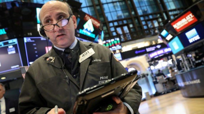 Một nhà giao dịch cổ phiếu trên sàn NYSE ở New York, Mỹ - Ảnh: Reuters.