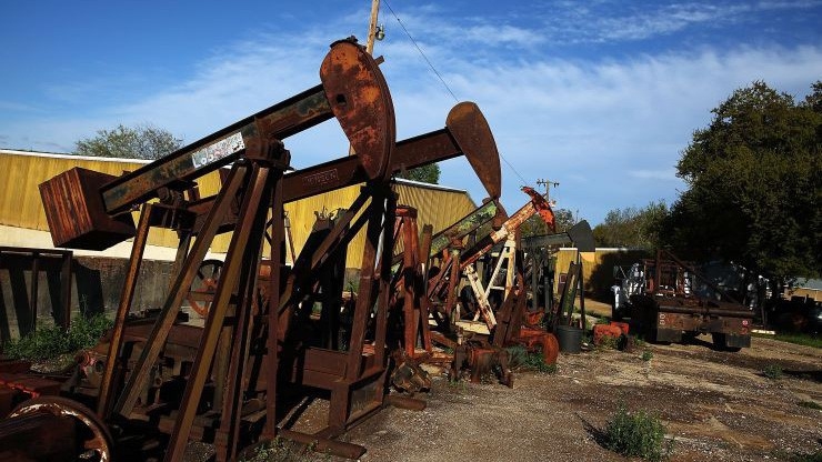 Nguồn cung dầu toàn cầu đang ở mức cao, chủ yếu do sản lượng khai thác dầu của Mỹ tăng 2 triệu thùng/ngày trong 2018 - Ảnh: Getty/CNBC.