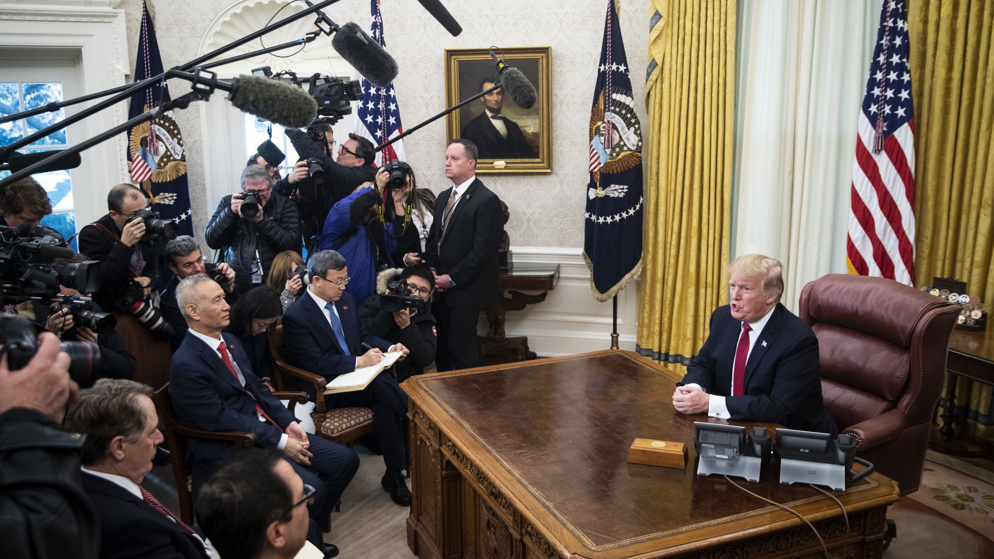 Tổng thống Mỹ Donald Trump trong cuộc gặp với Phó thủ tướng Trung Quốc Lưu Hạc tại Nhà Trắng ngày 31/1 - Ảnh: Bloomberg.