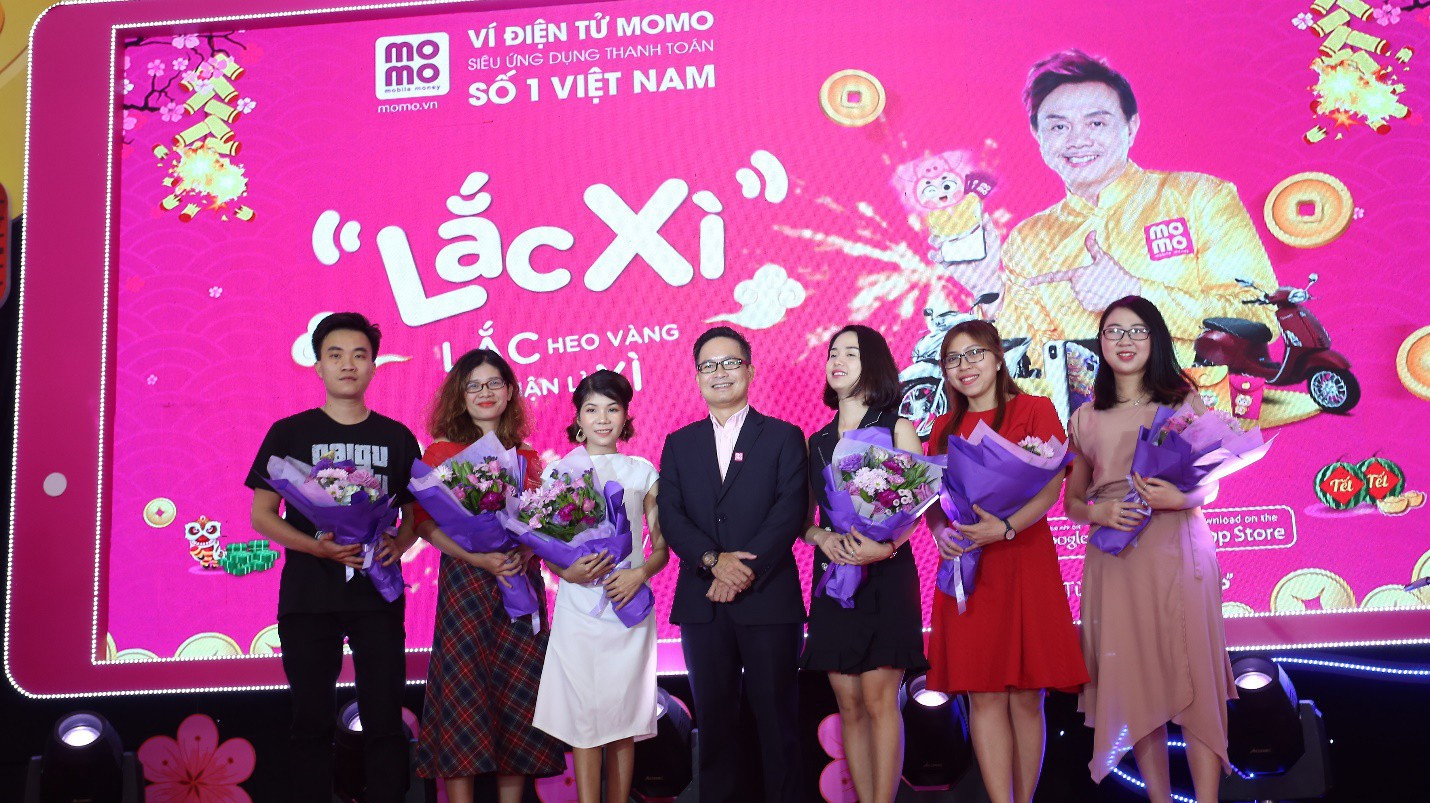 Ông Nguyễn Bá Diệp - Phó chủ tịch Ví điện tử MoMo trải nghiệm Lắc xì cùng khán giả trong đêm ra mắt.