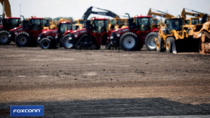 Logo Foxconn trong lễ khởi công nhà máy của hãng này ở Wisconsin, Mỹ, tháng 8/2016 - Ảnh: Reuters.