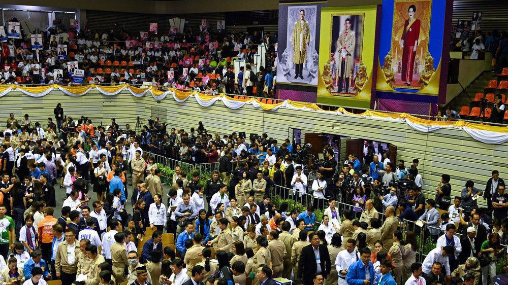 Các ứng cử viên và quan chức của các chính đảng Thái Lan đến đăng ký với Ủy ban Bầu cử Quốc gia ở Bangkok để chuẩn bị cho tổng bầu cử vào tháng 3 - Ảnh: Getty/Bloomberg.