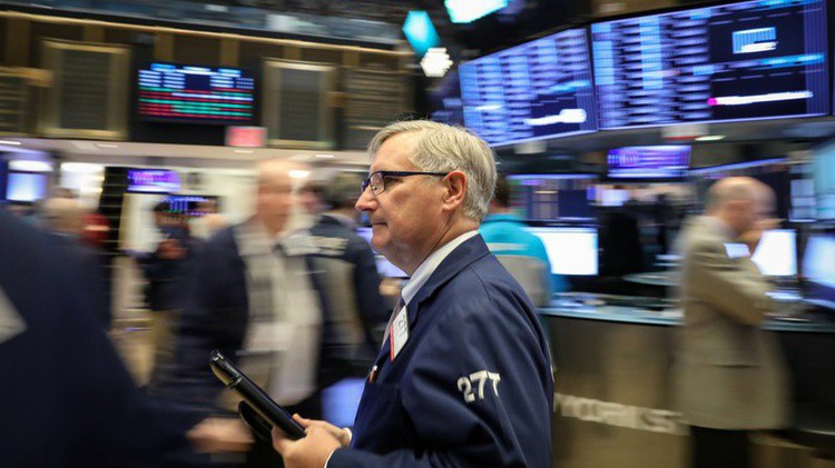 Một nhà giao dịch cổ phiếu trên sàn NYSE ở New York, Mỹ - Ảnh: Reuters.