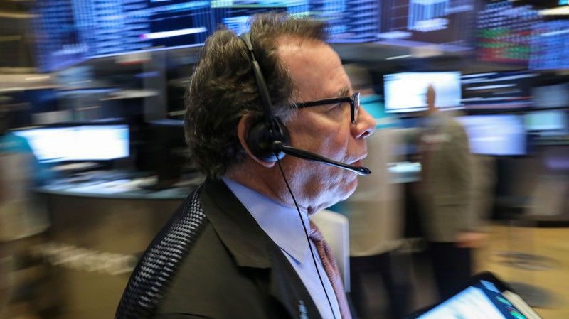 Một nhà giao dịch cổ phiếu trên sàn NYSE ở New York, Mỹ - Ảnh: Reuters.