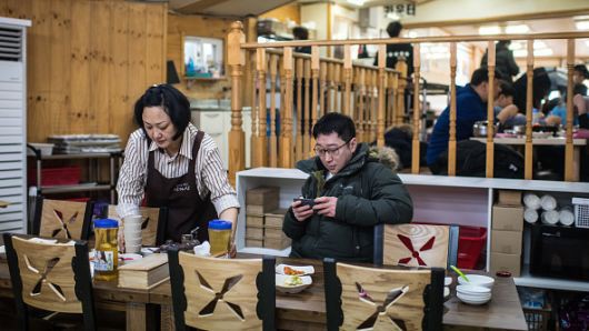 Phần lớn những công việc bị cắt giảm ở Hàn Quốc trong quý 1 tập trung trong các ngành sản xuất, bán lẻ và xây dựng - Ảnh:Getty/CNBC.