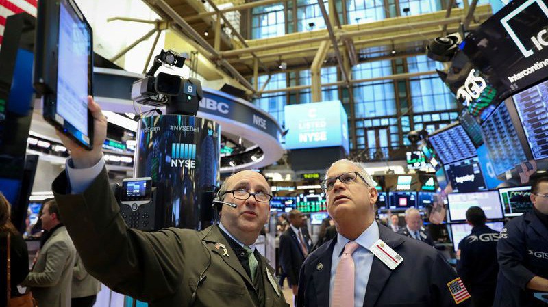 Các nhà giao dịch cổ phiếu trên sàn NYSE ở New York, Mỹ - Ảnh: Reuters.