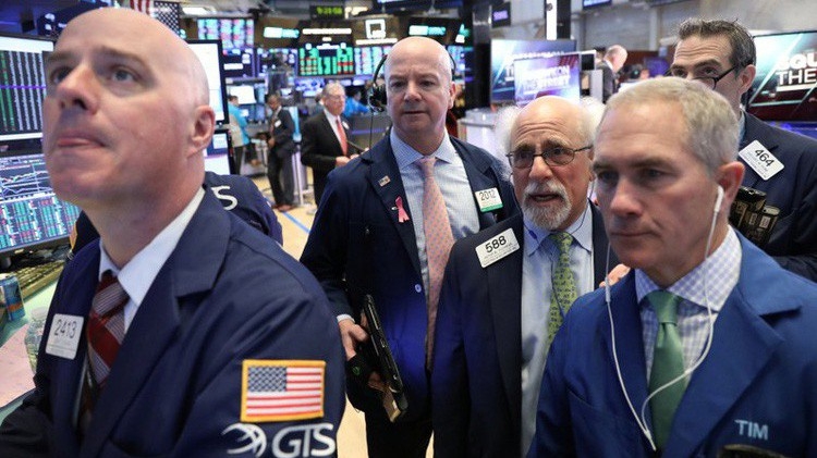 Các nhà giao dịch cổ phiếu trên sàn NYSE ở New York, Mỹ - Ảnh: Reuters.