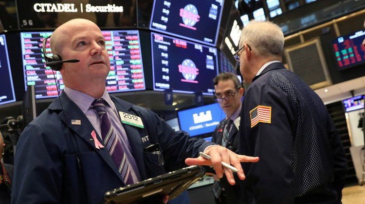 Các nhà giao dịch cổ phiếu trên sàn NYSE ở New York, Mỹ - Ảnh: Reuters.