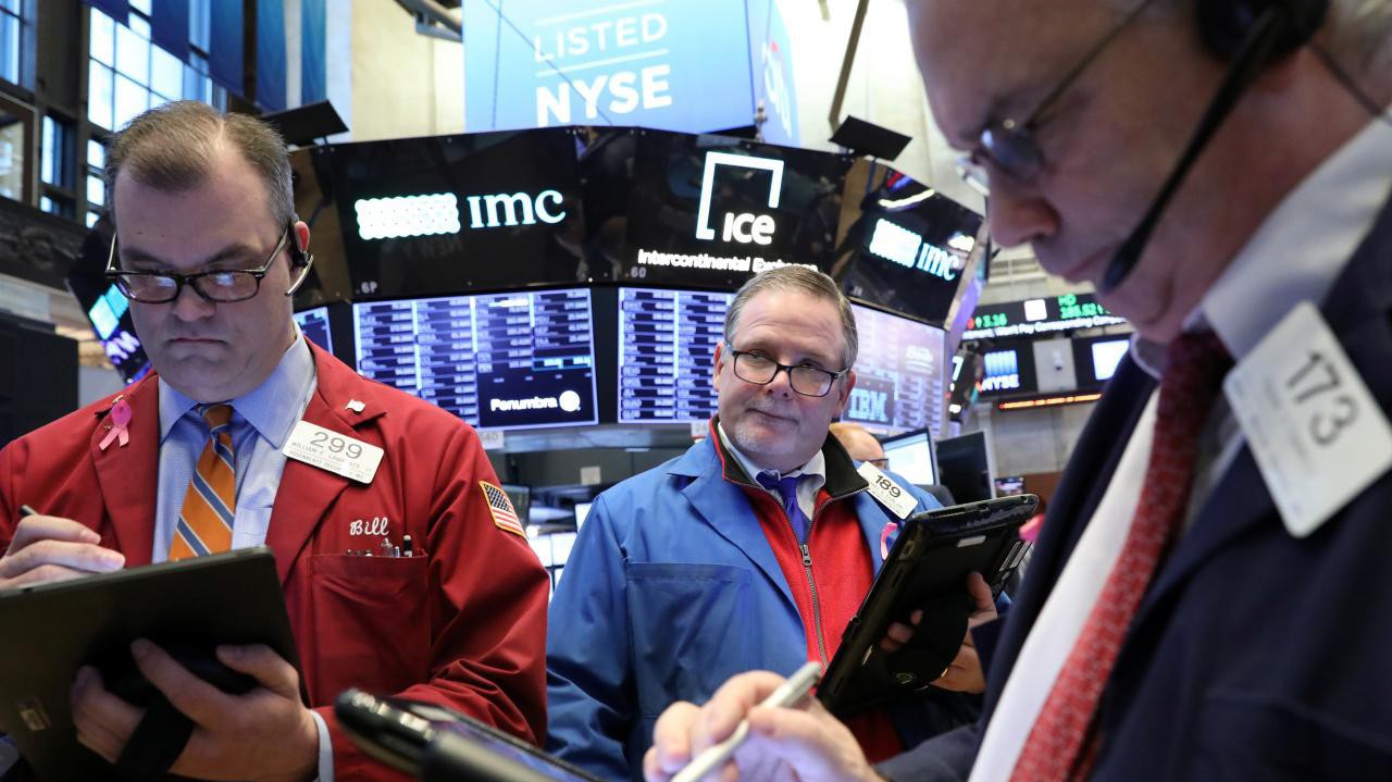 Các nhà giao dịch cổ phiếu trên sàn NYSE ở New York, Mỹ - Ảnh: Reuters.