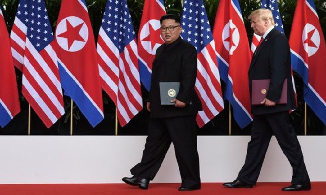 Nhà lãnh đạo Triều Tiên Kim Jong Un (trái) và Tổng thống Mỹ Donald Trump trong cuộc gặp ở Singapore tháng 6/2018 - Ảnh: Reuters.