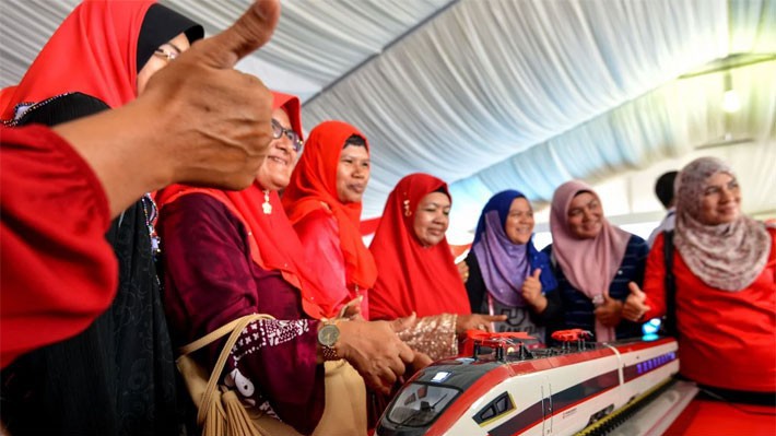 Mô hình đoàn tàu cao tốc trong lễ khởi công dự án East Coast Rail Link ở Malaysia năm 2017 - Ảnh: Xinhua.