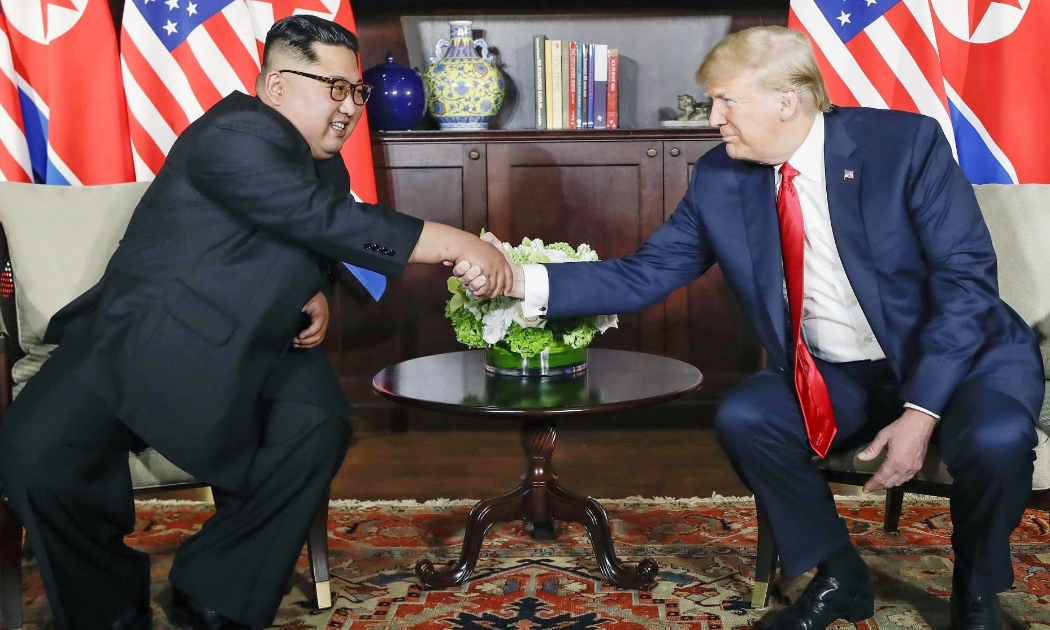 Nhà lãnh đạo Triều Tiên Kim Jong Un (trái) và Tổng thống Mỹ Donald Trump trong cuộc gặp thượng đỉnh ở Singapore tháng 6/2018 - Ảnh: AP.
