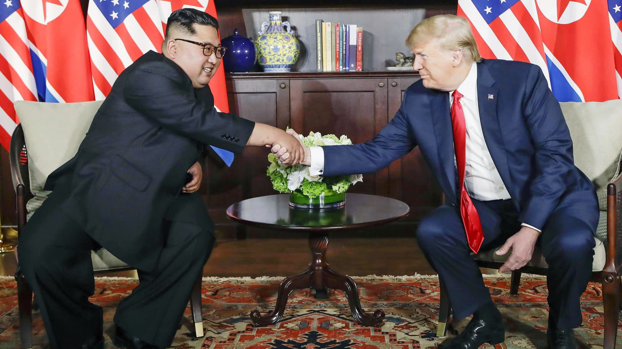 Nhà lãnh đạo Triều Tiên Kim Jong Un (trái) và Tổng thống Mỹ Donald Trump trong cuộc gặp thượng đỉnh ở Singapore tháng 6/2018 - Ảnh: AP.