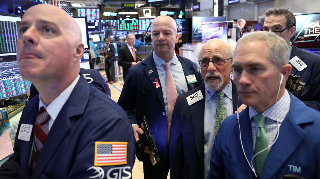 Các nhà giao dịch cổ phiếu trên sàn NYSE ở New York, Mỹ - Ảnh: Reuters.