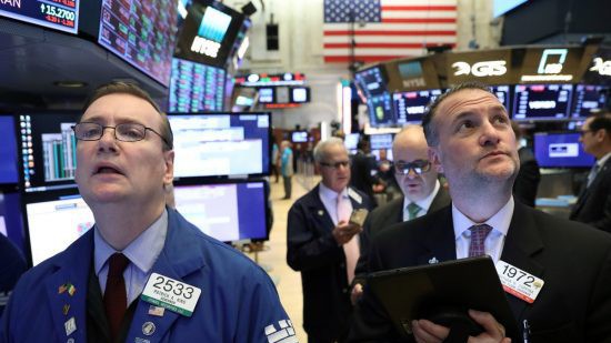 Các nhà giao dịch cổ phiếu trên sàn NYSE ở New York, Mỹ - Ảnh: Reuters.