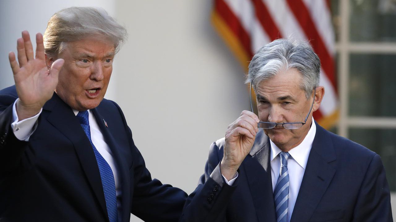 Tổng thống Mỹ Donald Trump (trái) và Chủ tịch FED Jerome Powell - Ảnh: Reuters.