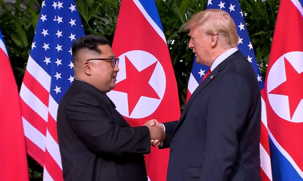 Nhà lãnh đạo Triều Tiên Kim Jong Un (trái) và Tổng thống Mỹ Donald Trump trong cuộc gặp ở Singapore vào tháng 6/2018 - Ảnh: CNN.