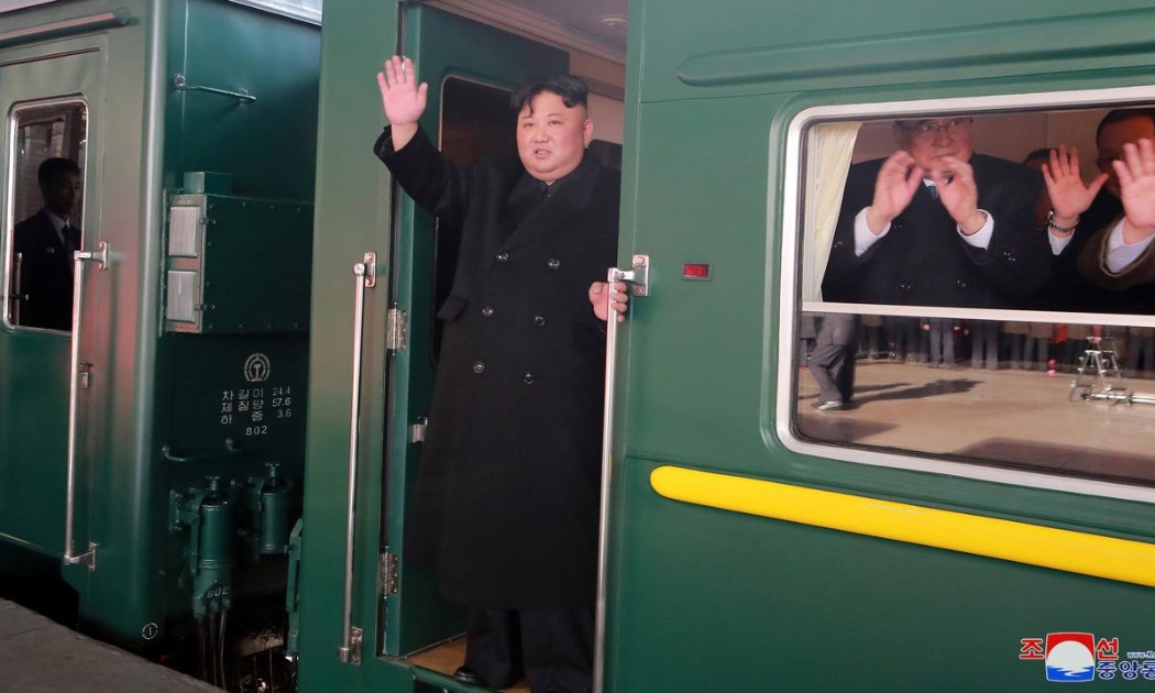 Nhà lãnh đạo Triều Tiên Kim Jong Un lên tàu từ Bình Nhưỡng đi Hà Nội vào chiều ngày 23/2 - Ảnh: KCNA/Reuters.