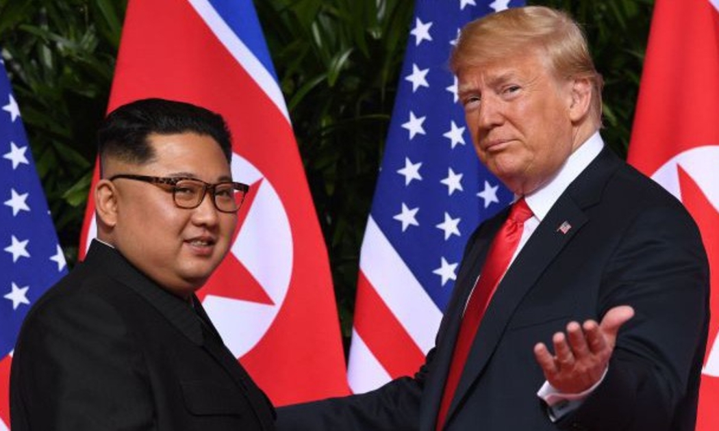 Chủ tịch Triều Tiên Kim Jong Un (trái) và Tổng thống Mỹ Donald Trump tại thượng đỉnh đầu tiên ở Singapore, tháng 6/2018 - Ảnh: Reuters.