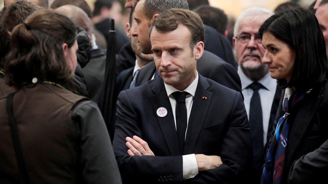 Tổng thống Pháp Emmanuel Macron (giữa) tại hội chợ nông nghiệp ở Paris hôm 23/2 - Ảnh: Reuters.